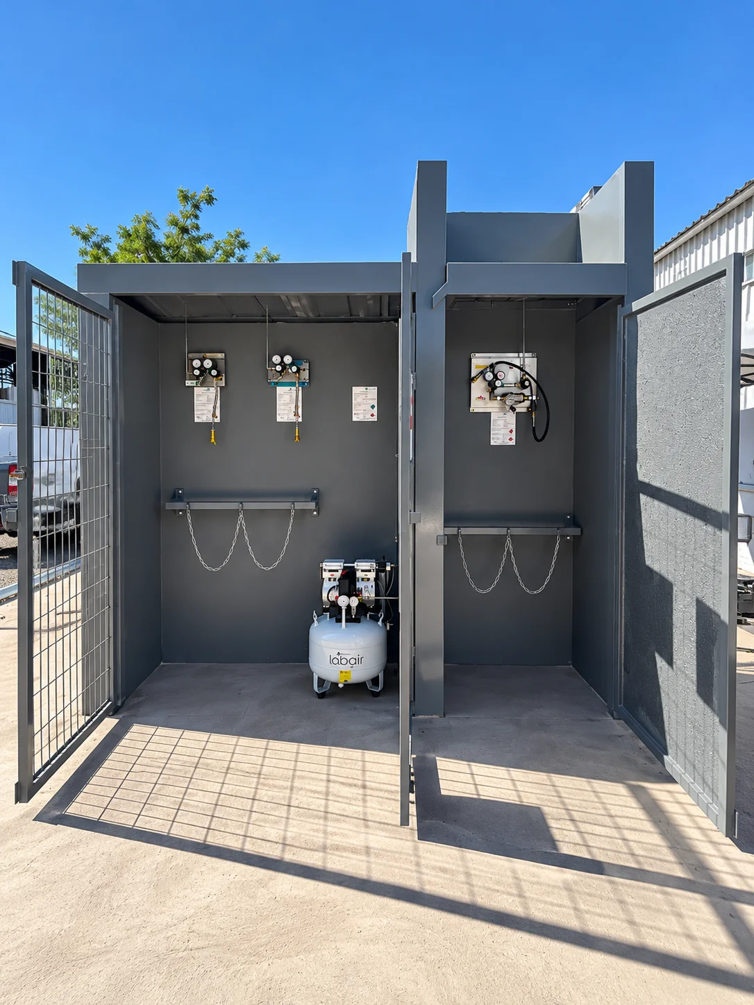 Caseta de gases terminada con paneles de regulación y compresores LabAir