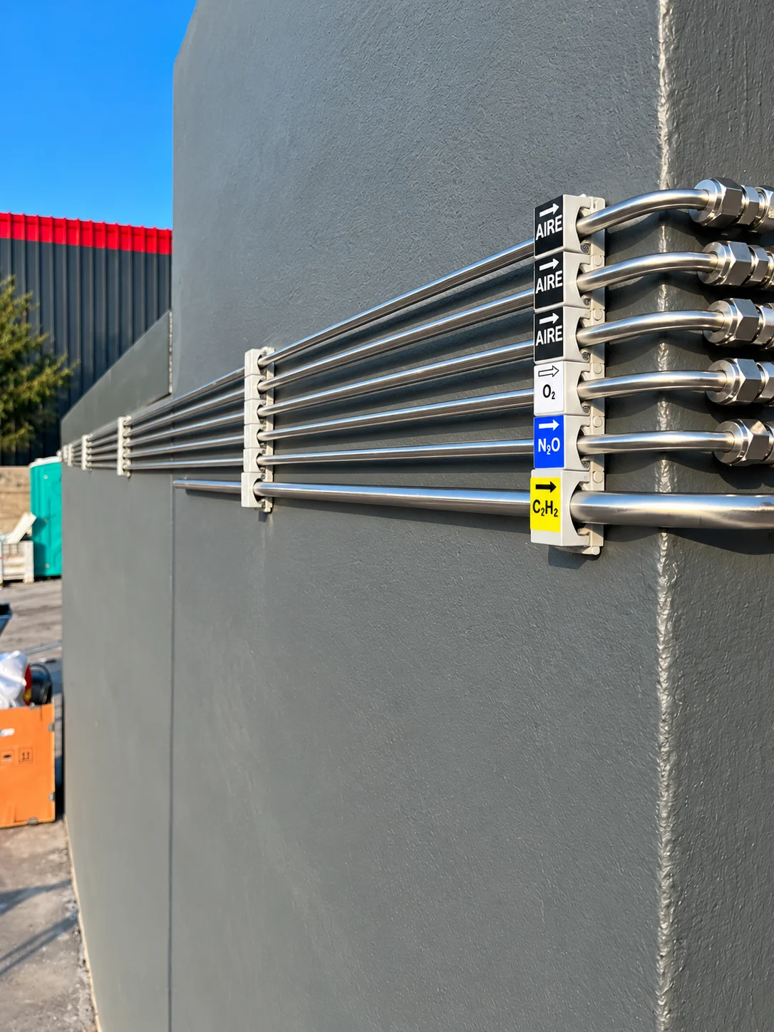 Líneas de acero inoxidable identificadas por gas: aire, oxígeno, óxido nitroso y acetileno
