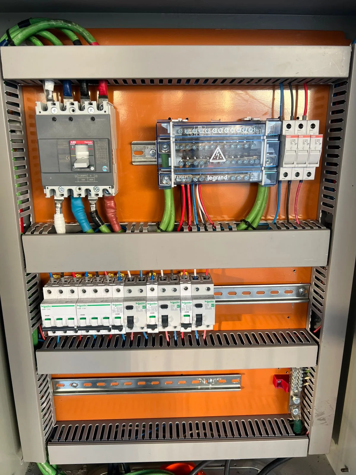 Interior de tablero eléctrico con protecciones y repartidor de carga
